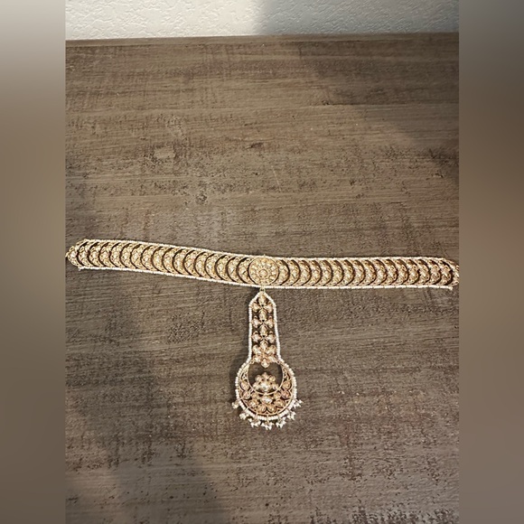Pearl Studded Crystal Kundan Mathapatti/Sheeshphool - Picture 2 of 6